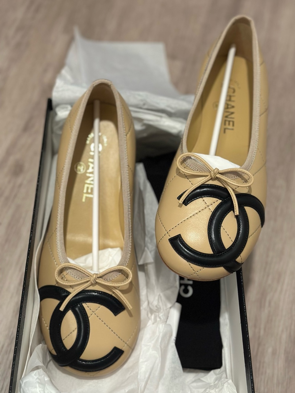 CHANEL CAMBON COCO BEACH 2026M BALLET BEIGE BLACK LEATHER LARGE BLACK CC LOGO 37